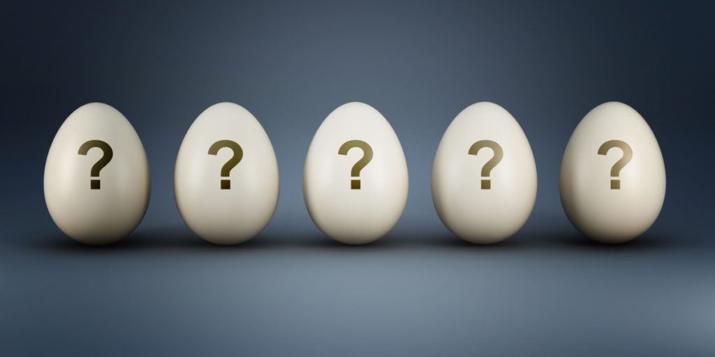 Viisi kananmunaa rivissä, joiden kylkeen on painettu kysymysmerkki.