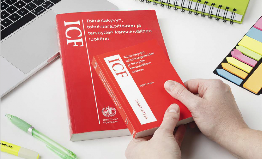 WHO:n ICF -luokitus kirja isona versiona ja samasta kirjasta taskukirja eli lyhyt vesio. Kirjan nimi ICF Toimintakyvyn, toimintarajoitteiden ja terveyden kansainvälinen luokitus