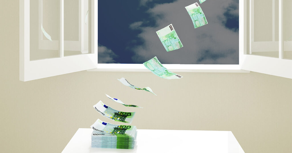 Rahaa lentää ulos ikkunasta.