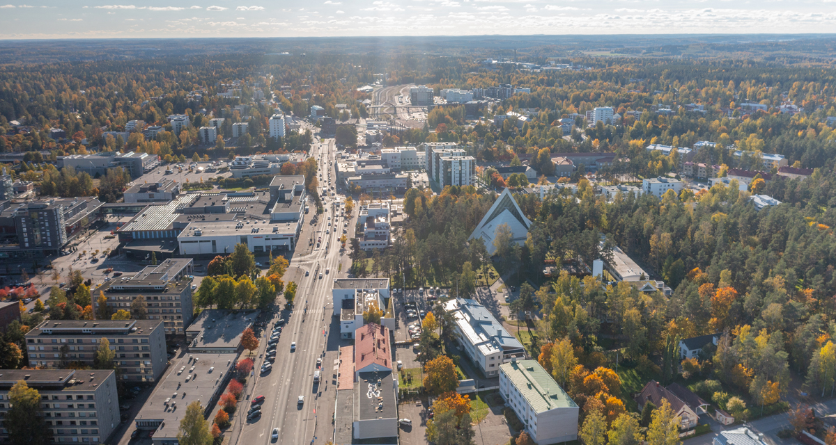 Ilmakuva poutaisesta kaupungista, jossa rakennusten seassa paljon vihreää.